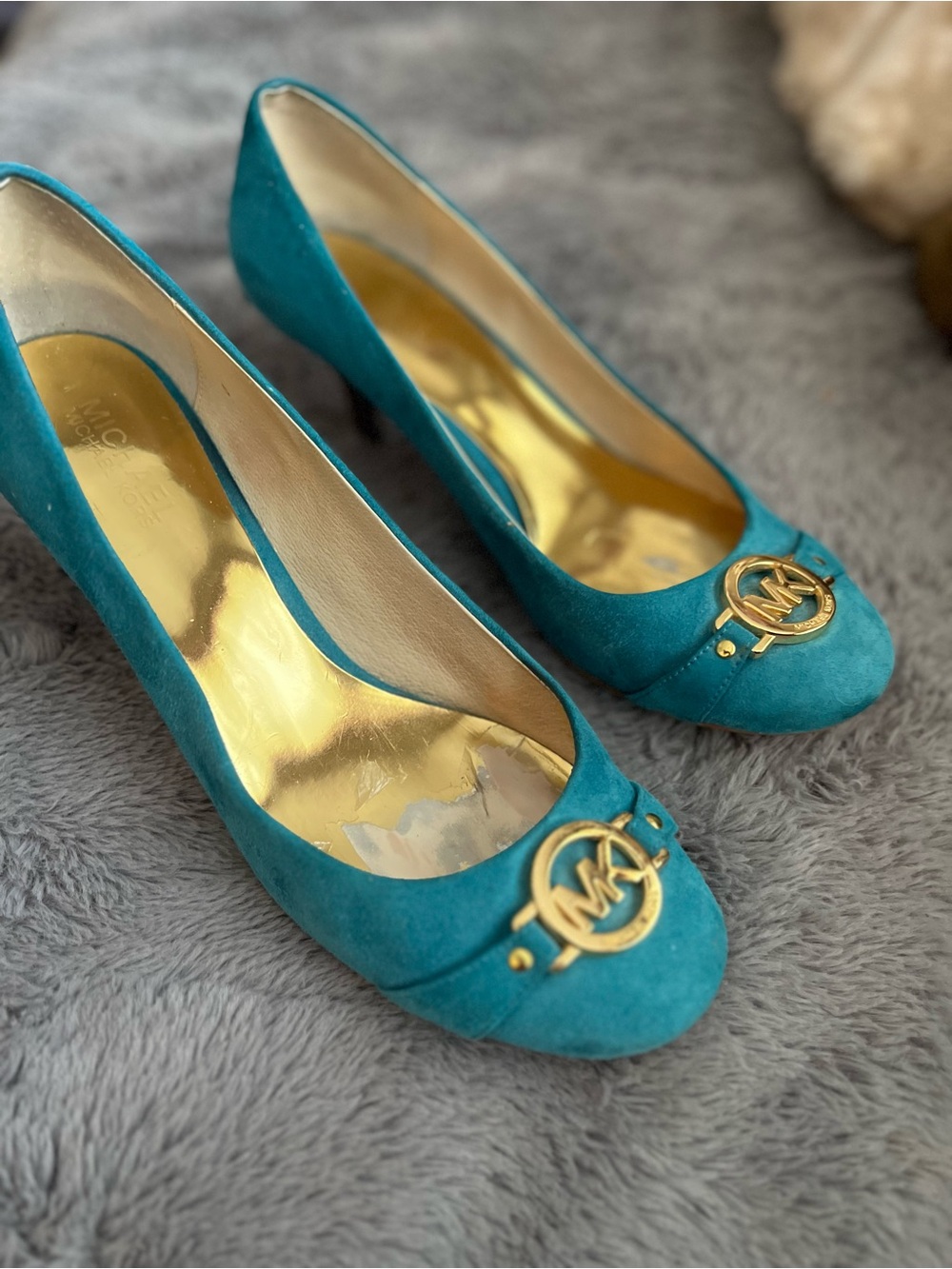 Michael Kors Teal Suede Pumps with Gold Logo Sz 8.5